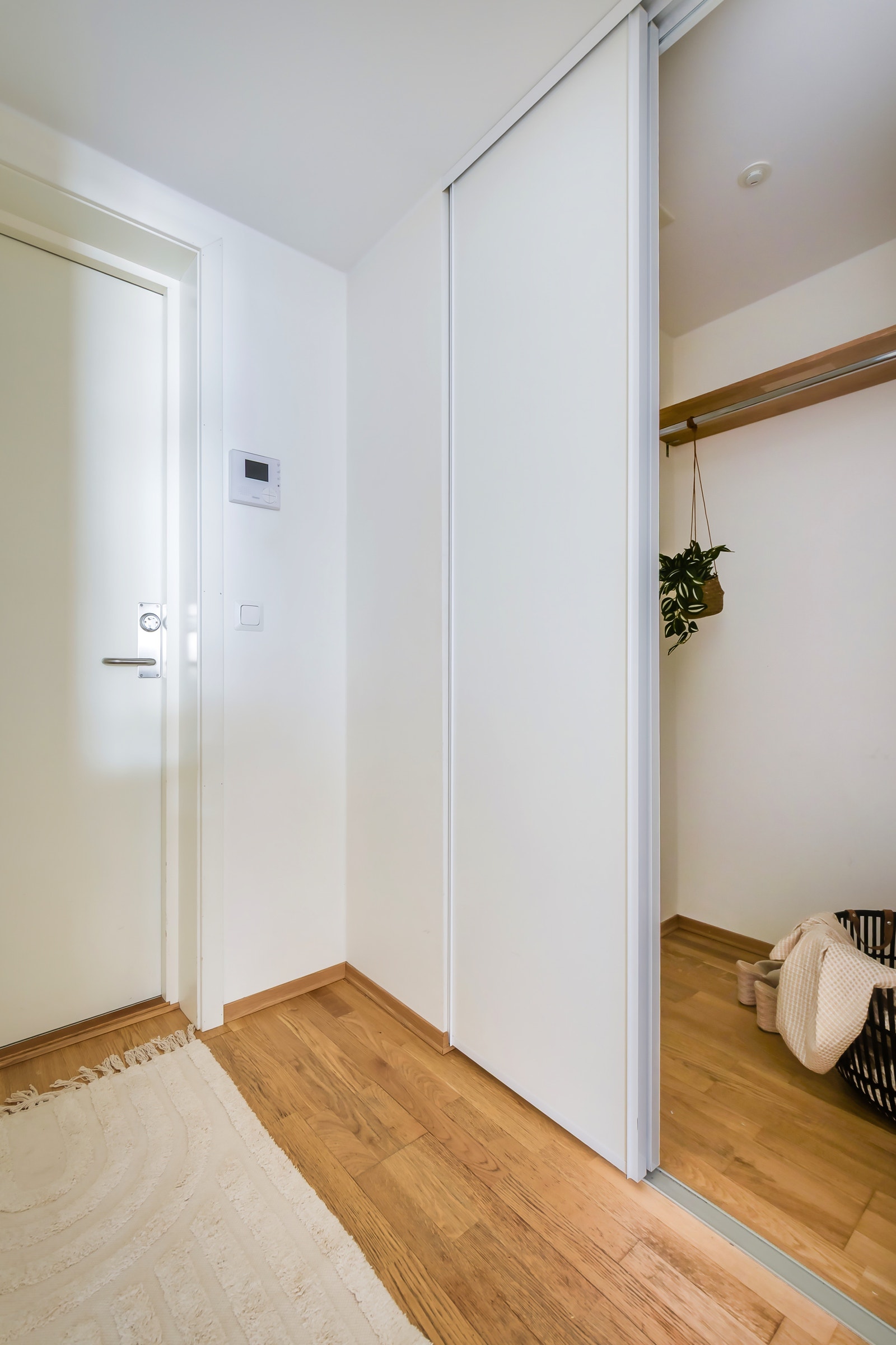 Entré med skyvedrøsgarderobe. Galleribilde