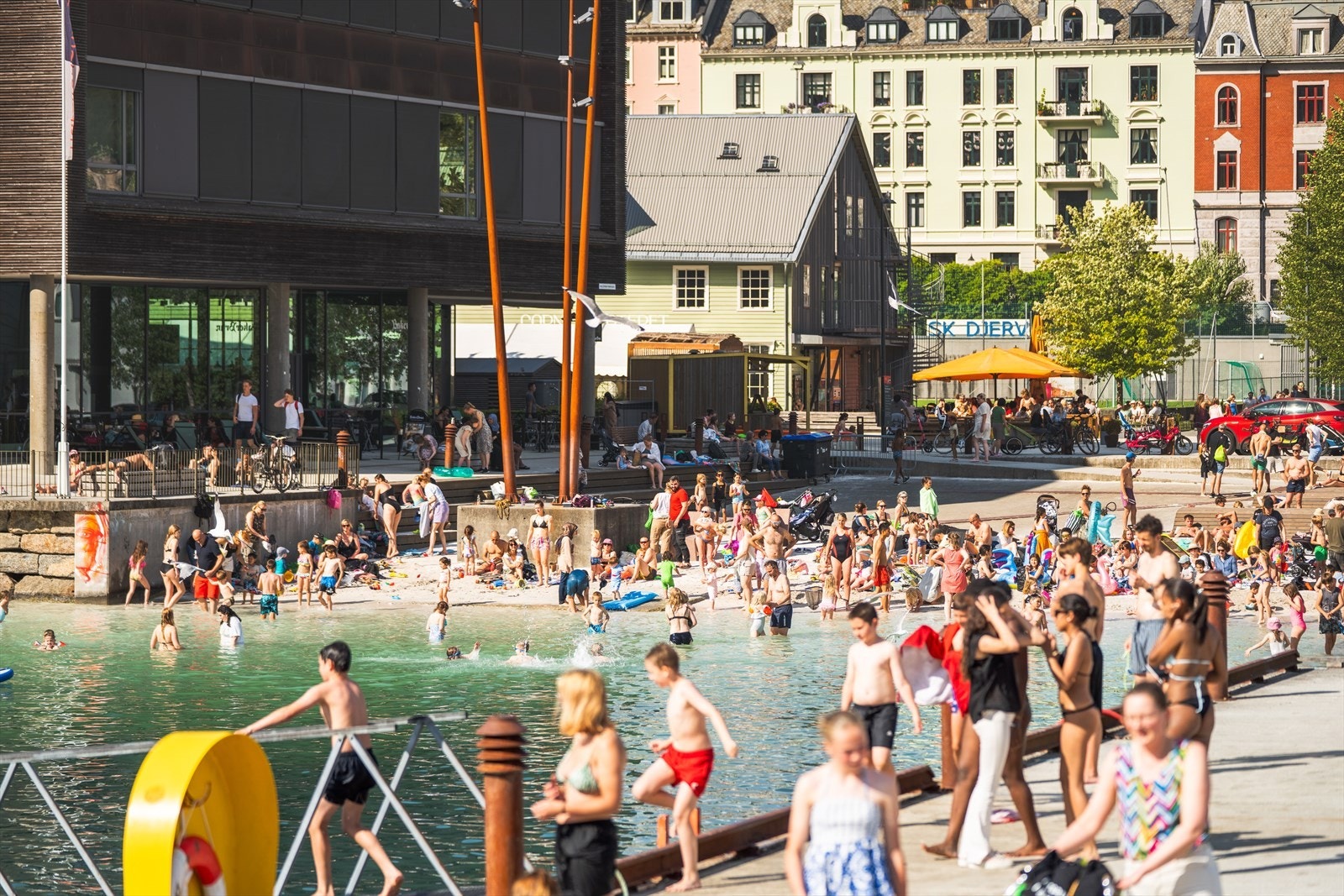 Bystranda ved Handelshøyskolen BI Bergen på Marineholmen (kalt Bystrand Slippen) ble åpnet våren 2018, og er en favoritt blant Bergensere i sommerperioden. Galleribilde