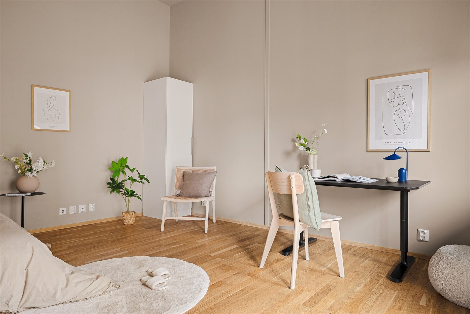 Avbildet soverom var i følge seksjoneringstegninger fra 2016 en del av stuen og kjøkkenet. Her er det med andre ord mulighet å ta bort lettvegg for større stue. Galleribilde