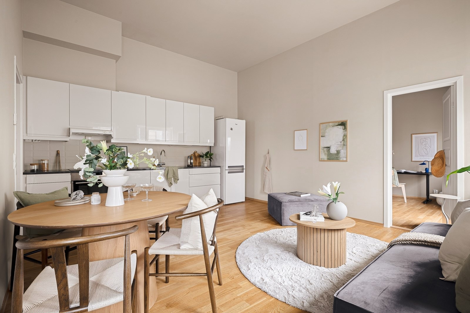 Leiligheten holder en gjennomført standard, med parkettgulv og nøytrale fargevalg som fremstår tidsriktige. Galleribilde