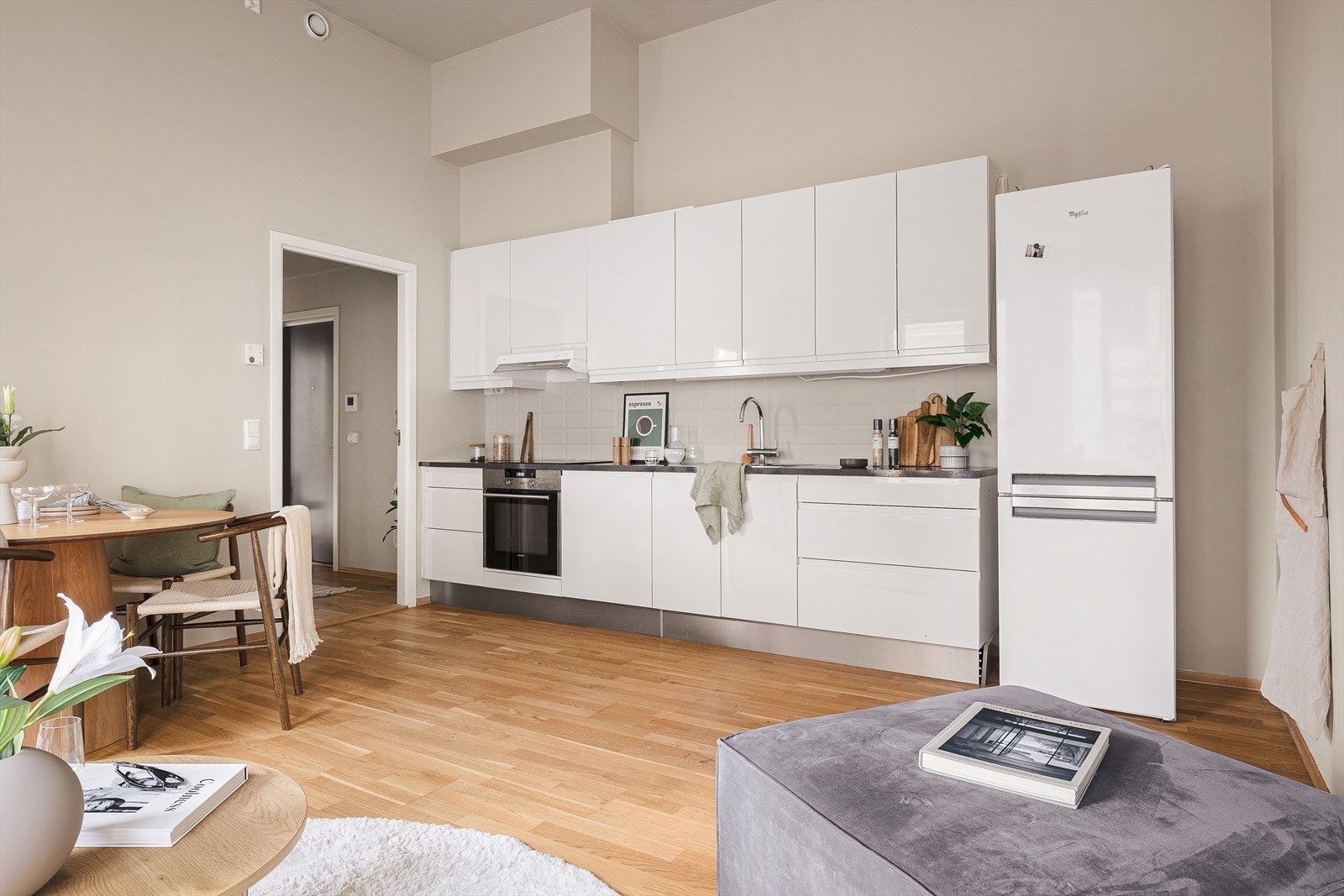 Kjøkkeninnredningen er levert av danske kvalitetsleverandør HTH, med hvitevarer levert fra Siemens og Whirlpool. Galleribilde