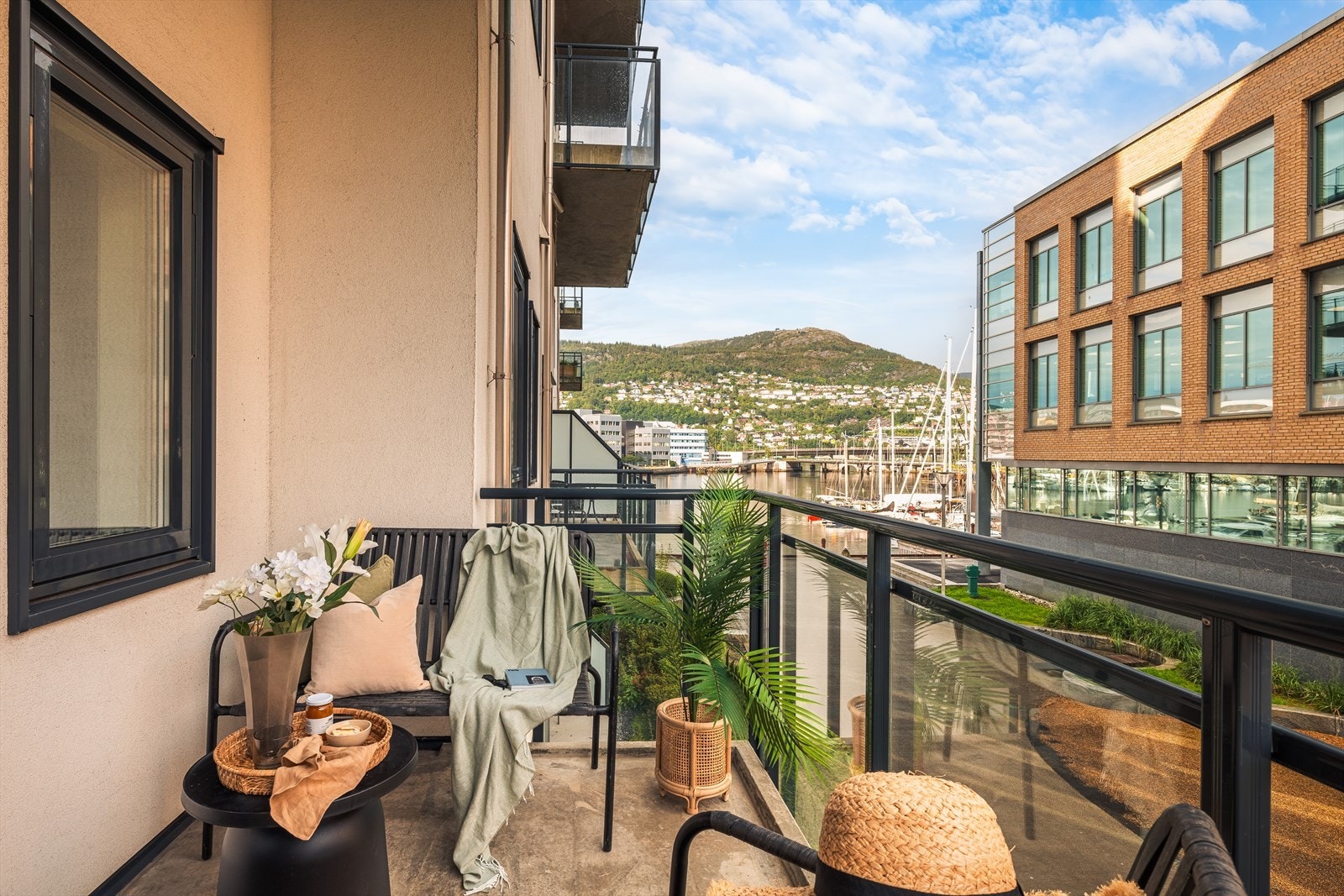 En fantastisk selveiermulighet i et svært ettertraktet boligområde. Leiligheten ligger i byggets 2. etasje med heis og felles takterrasse. Galleribilde