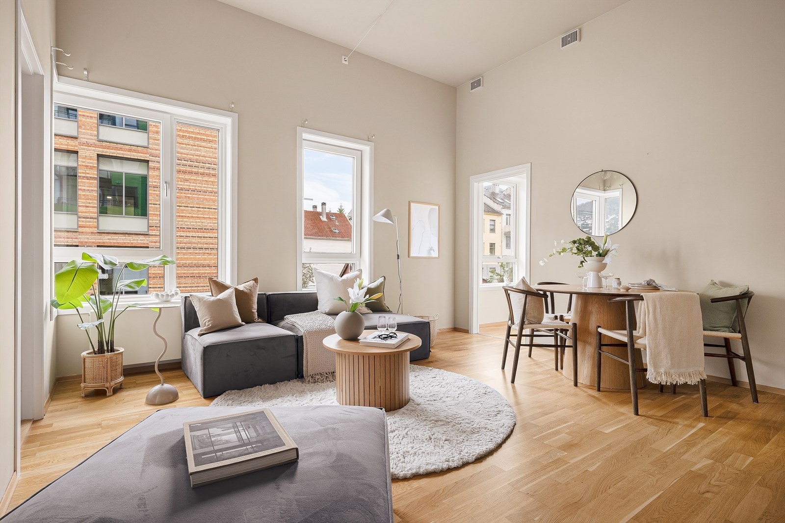 Fana Sparebank Eiendom har gleden av å ønske deg velkommen til Damsgårdsveien 33 presentert av Isaac Dahlin! Foto: Mood Foto. Galleribilde