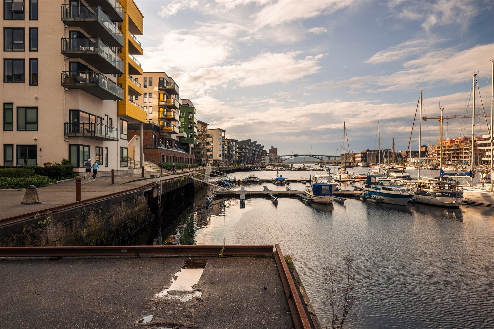 Den populære promenaden er perfekt for joggeturer, spaserturer, eller en rolig pause i en travel hverdag. Galleribilde