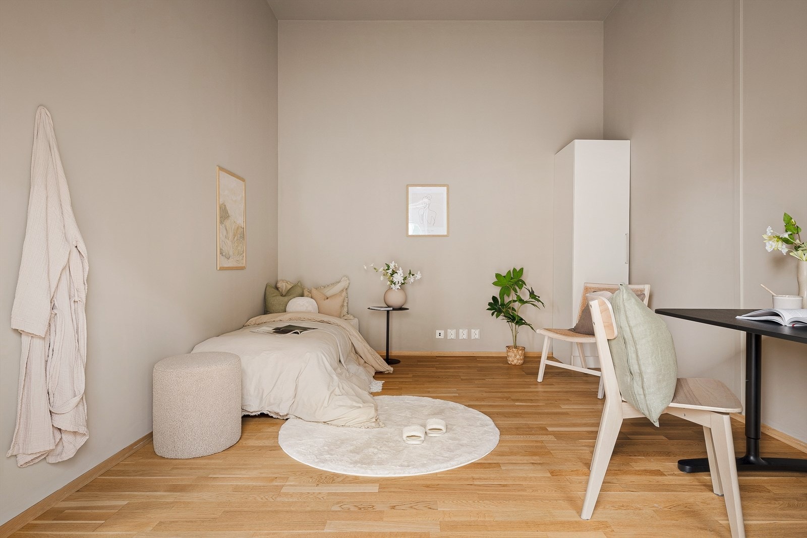 Leiligheten byr i dag på tre luftige soverom med god plass til nødvendig møblement. Galleribilde