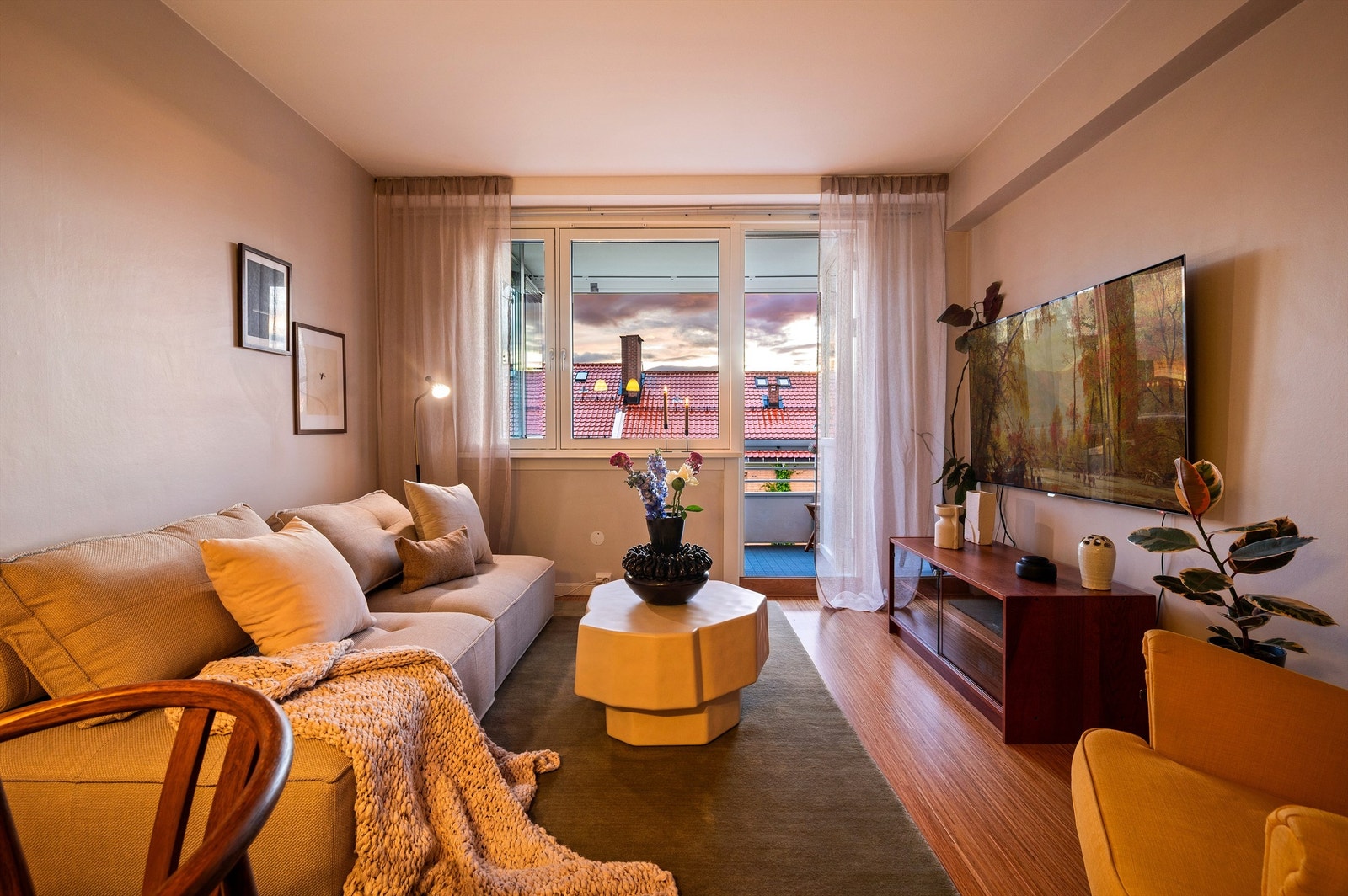Her er det god plass til sofa, salongbord og TV-seksjon. Galleribilde