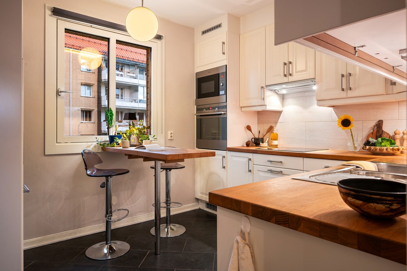 Det er god plass til en spiseplass hvor frokosten kan nytes. Flislagt gulv med gulvvarme gir god komfort på kjøkkenet. Galleribilde