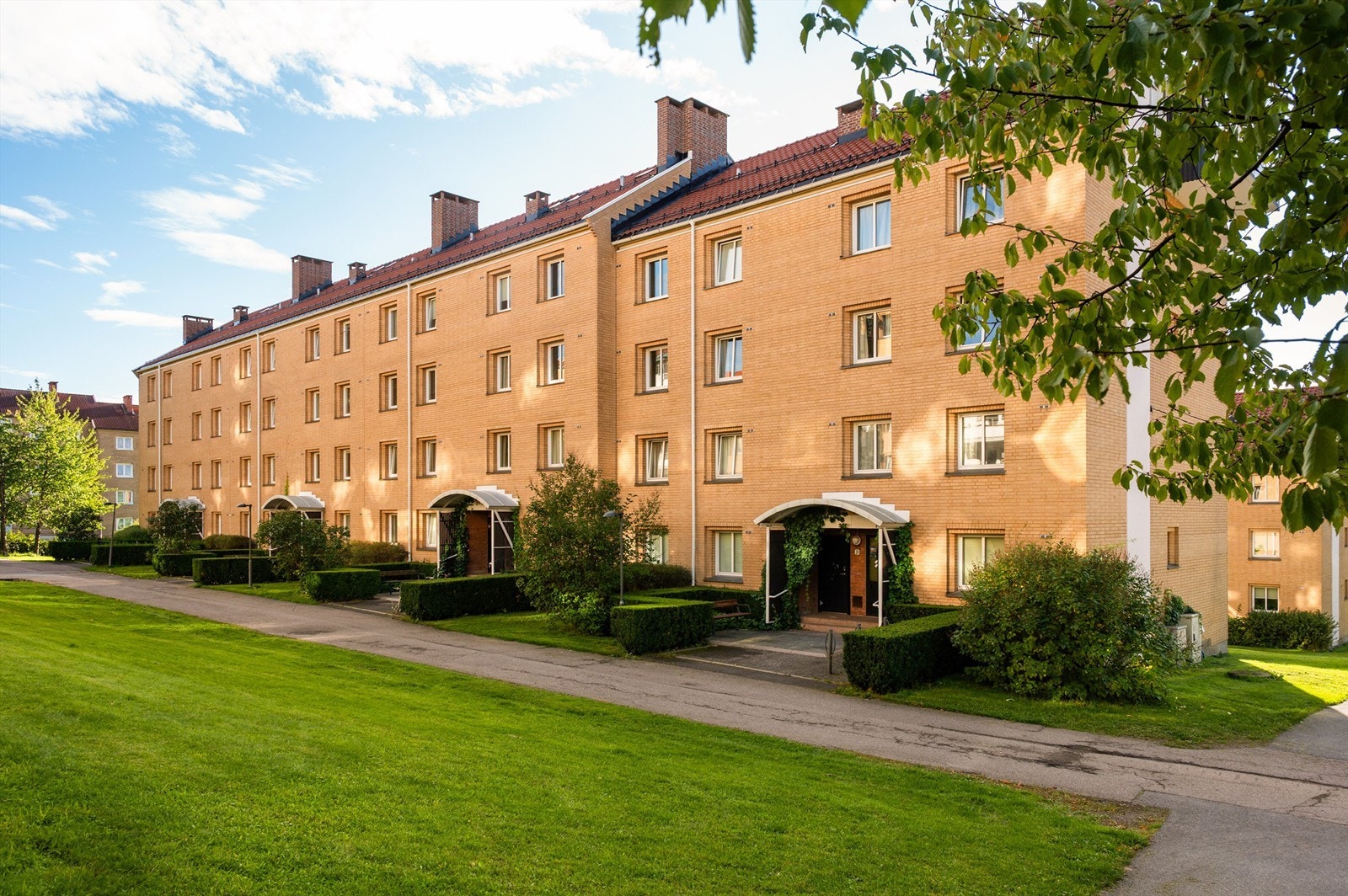 Boligblokken er oppført i solid teglstein og betong i 1954. Galleribilde