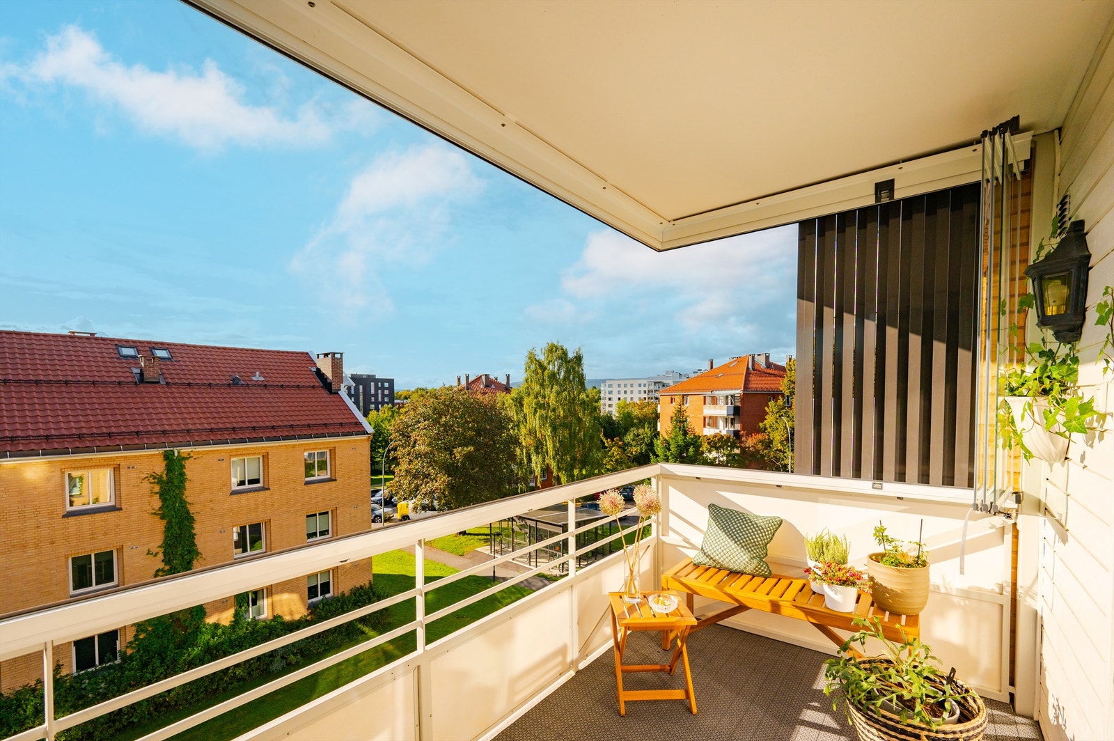 Fra balkongen er det et åpent og luftig utsyn over området. Galleribilde