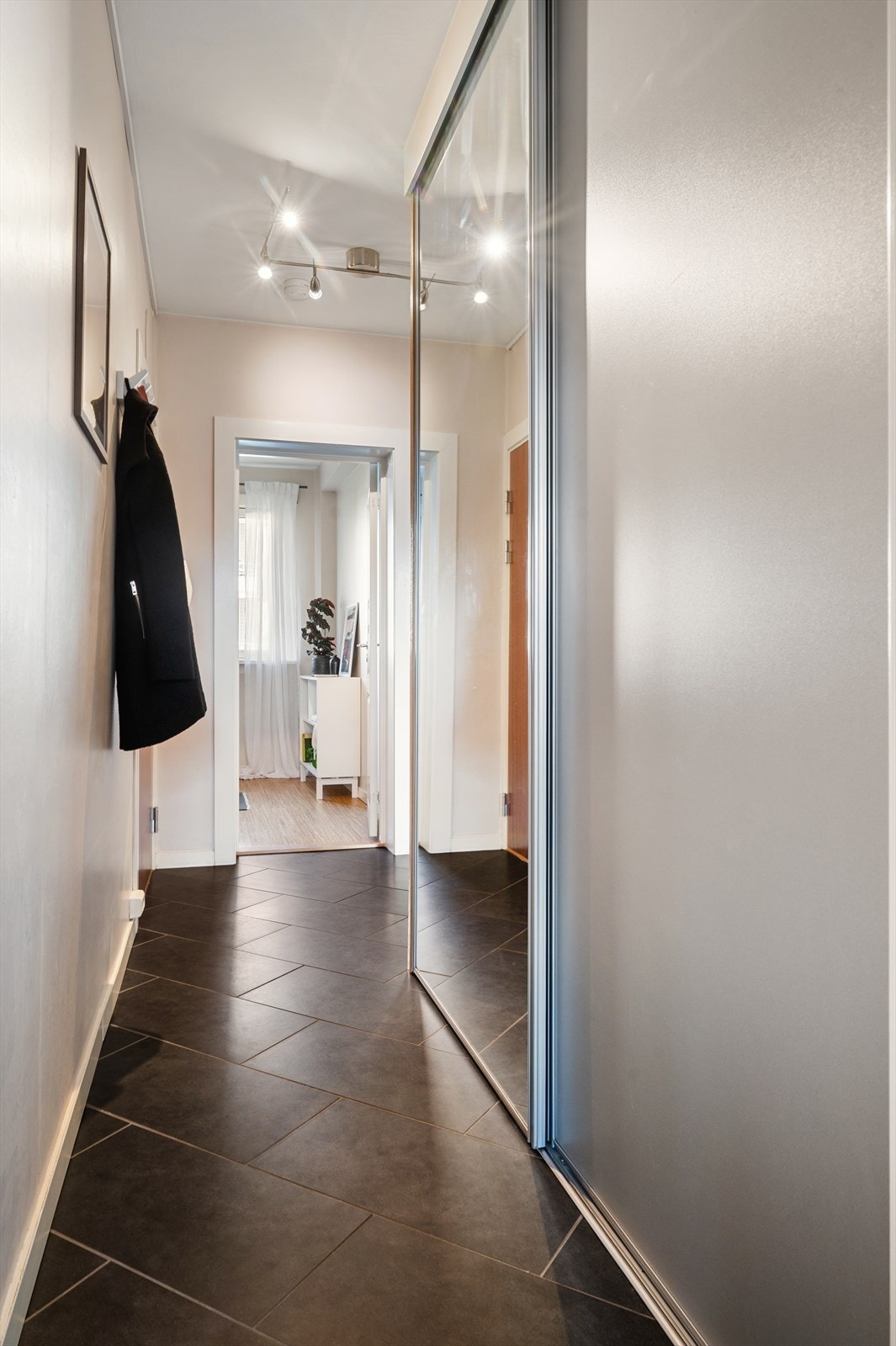 Skyvedørsgarderobe med speilfronter gir god oppbevaring i gangen. Galleribilde