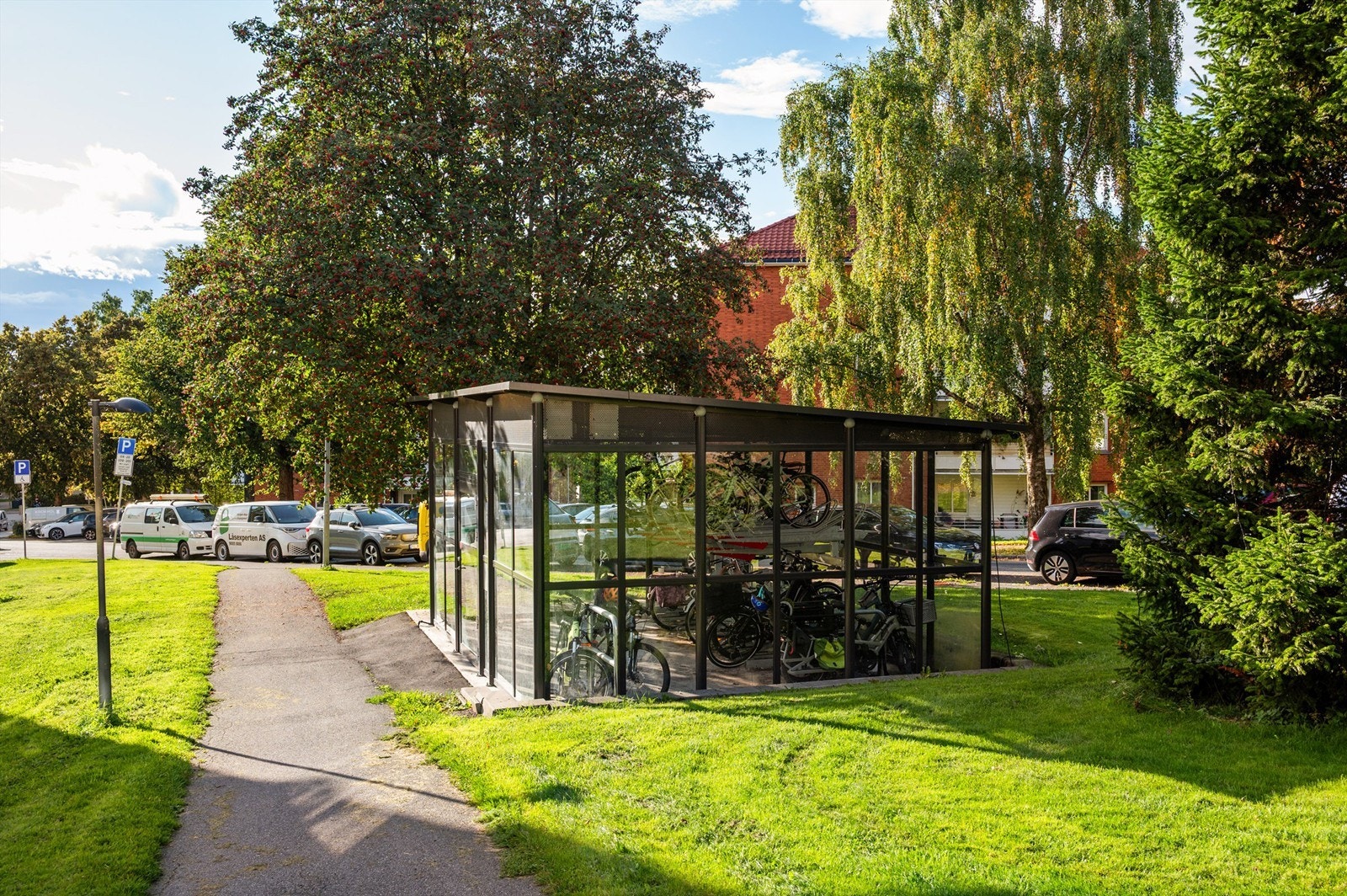 Borettslaget disponerer låsbart sykkelskur på fellesarealet. Galleribilde