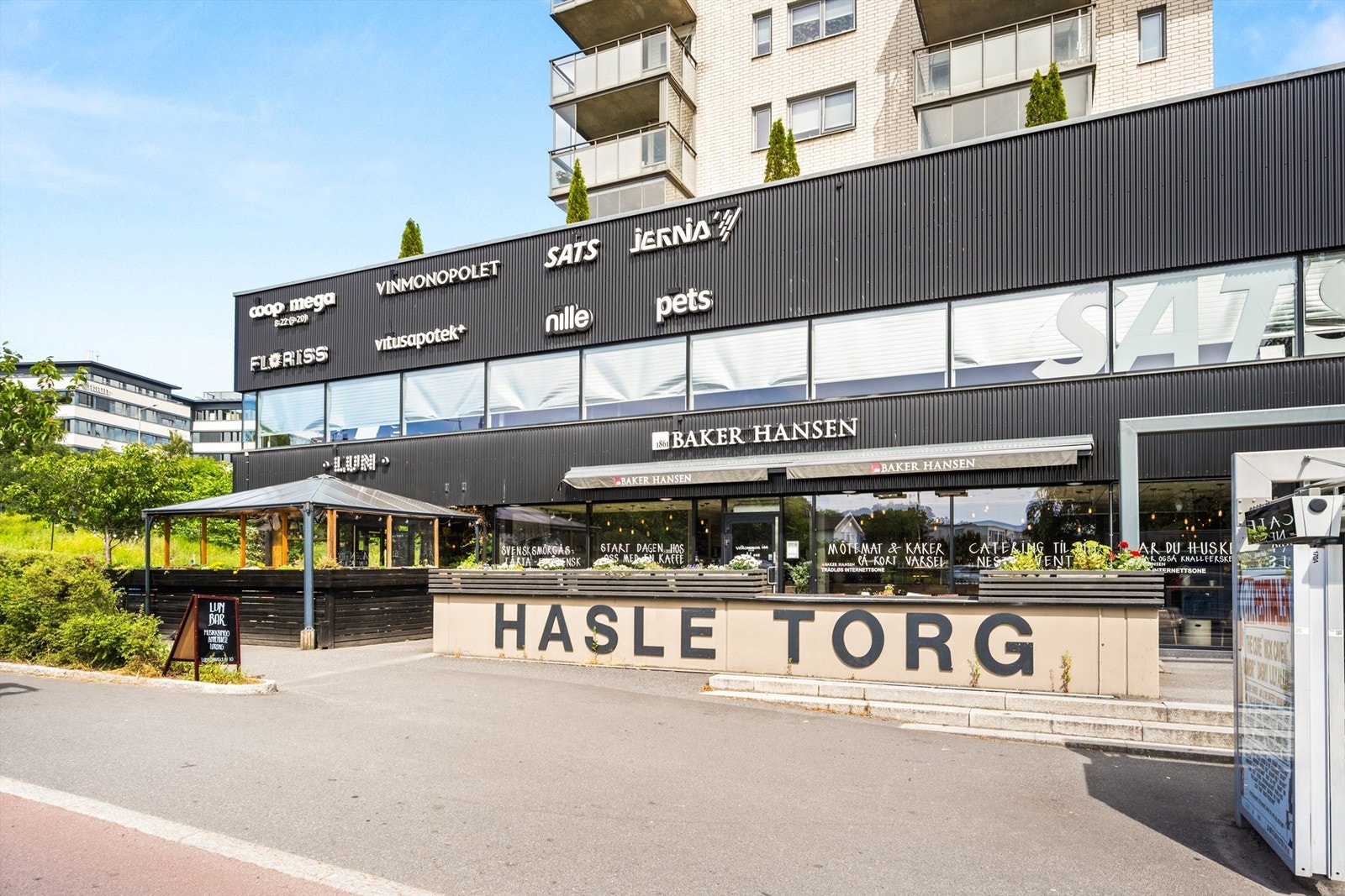 Hasle Torg er like ved, med blant annet Coop Mega, Baker Hansen, Vitus Apotek, Vinmonopolet, Nille, Jernia, Floriss blomster, treningssenterkjeden SATS m.m. Galleribilde