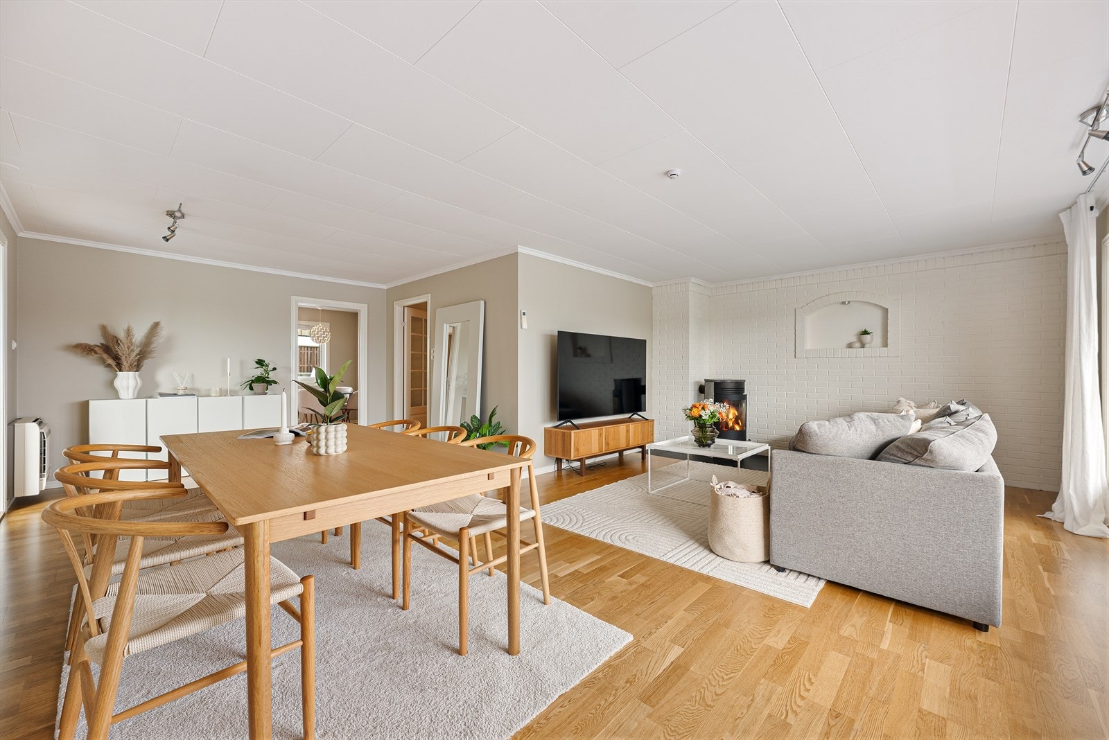 En romslig og familievennlig bolig over to etasjer med en gjennomtenkt planløsning og flere sosiale oppholdsrom. Galleribilde