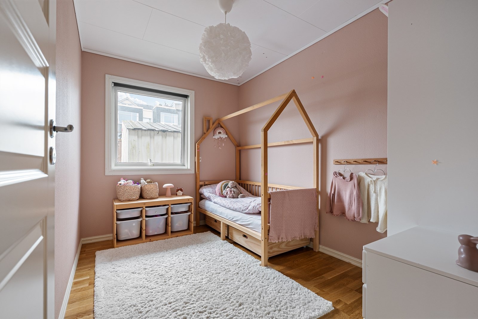 Boligen byr på en gjennomtenkt og familievennlig planløsning med tre godkjente soverom. Galleribilde