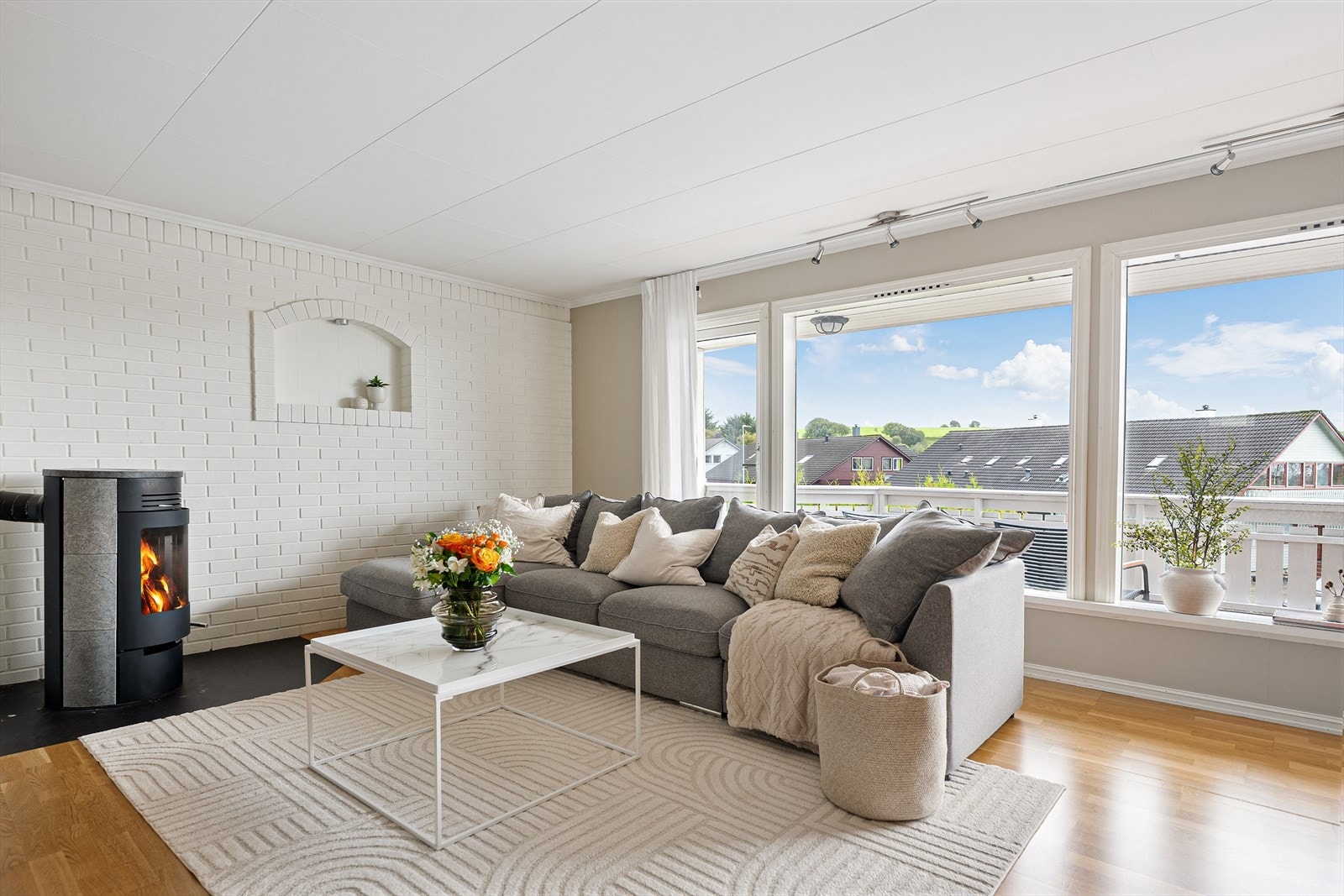 Rommet har god plass til både sofagruppe og spisebord, og den naturlige inndelingen gir en sosial og funksjonell planløsning. Galleribilde