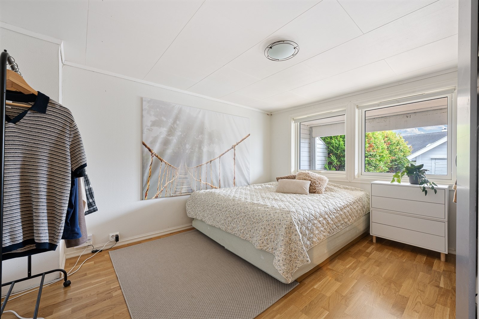 Alle soverommene er praktisk utformet med gode muligheter for både møblering og oppbevaring, og gir en fin og funksjonell ramme rundt familiens hverdag. Galleribilde
