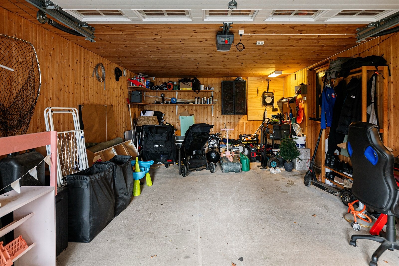 Det medfølger parkeringsplass i garasje. Galleribilde