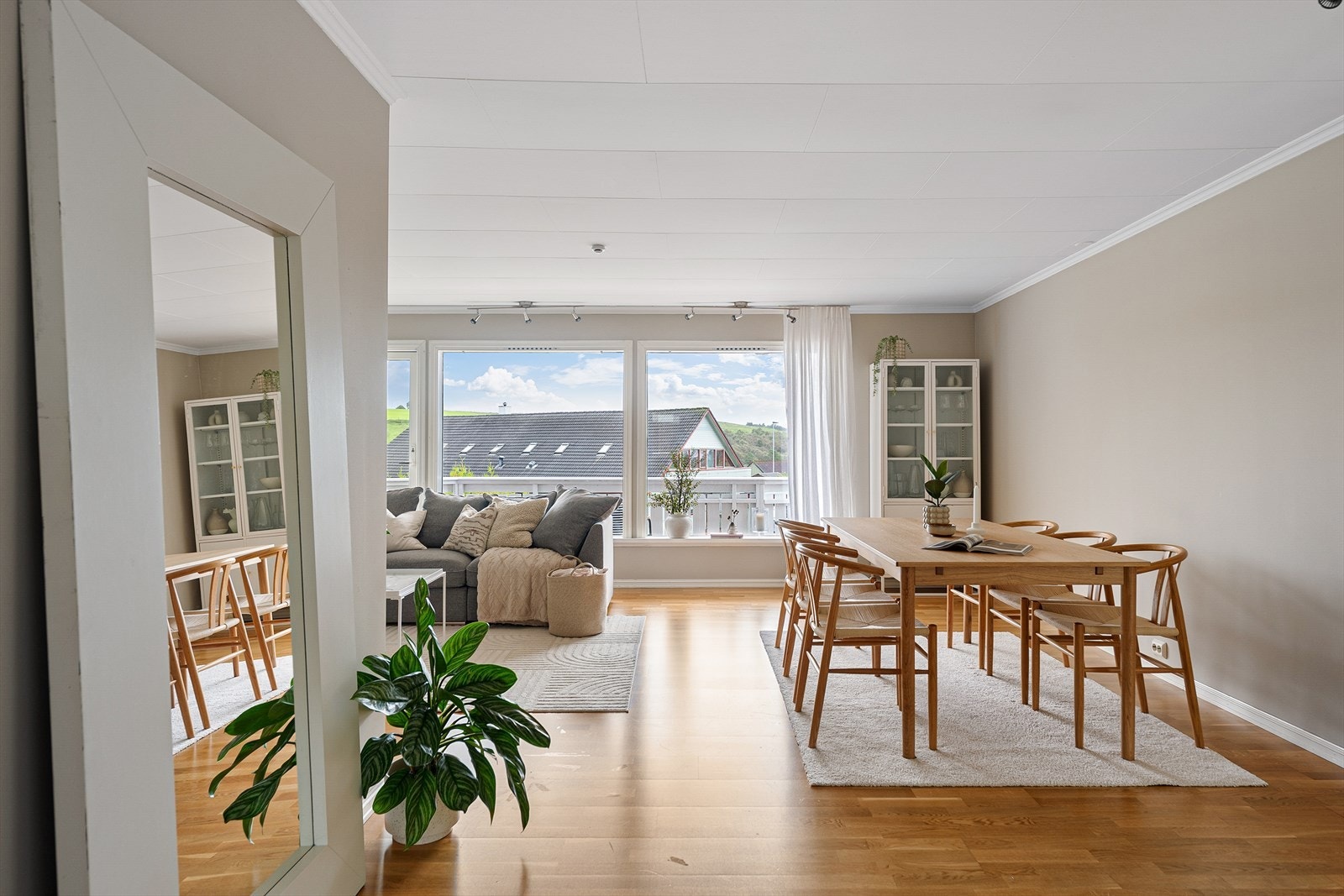 Stuen fremstår som lys og innbydende, med store vindusflater som slipper inn rikelig med naturlig dagslys. Galleribilde