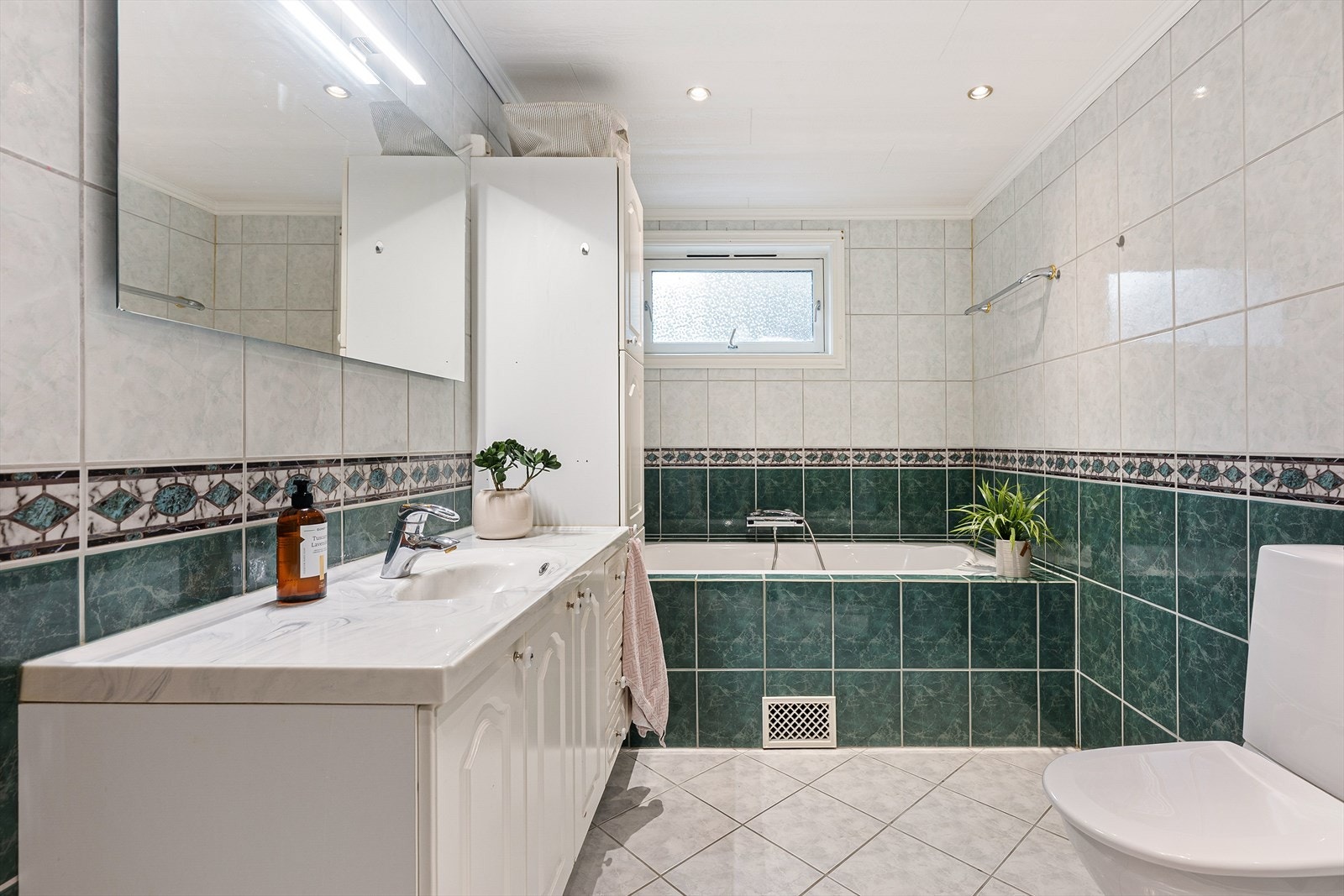 Badet er praktisk utformet med alt man trenger for en komfortabel hverdag. Galleribilde