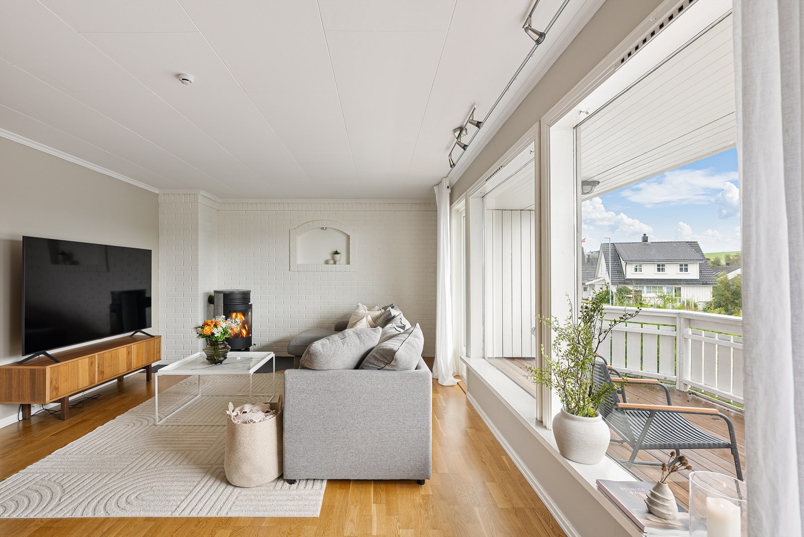 De gode lysforholdene og rommets størrelse gir fine møbleringsmuligheter og skaper en hyggelig ramme rundt både hverdagsliv og sosiale sammenkomster. Galleribilde
