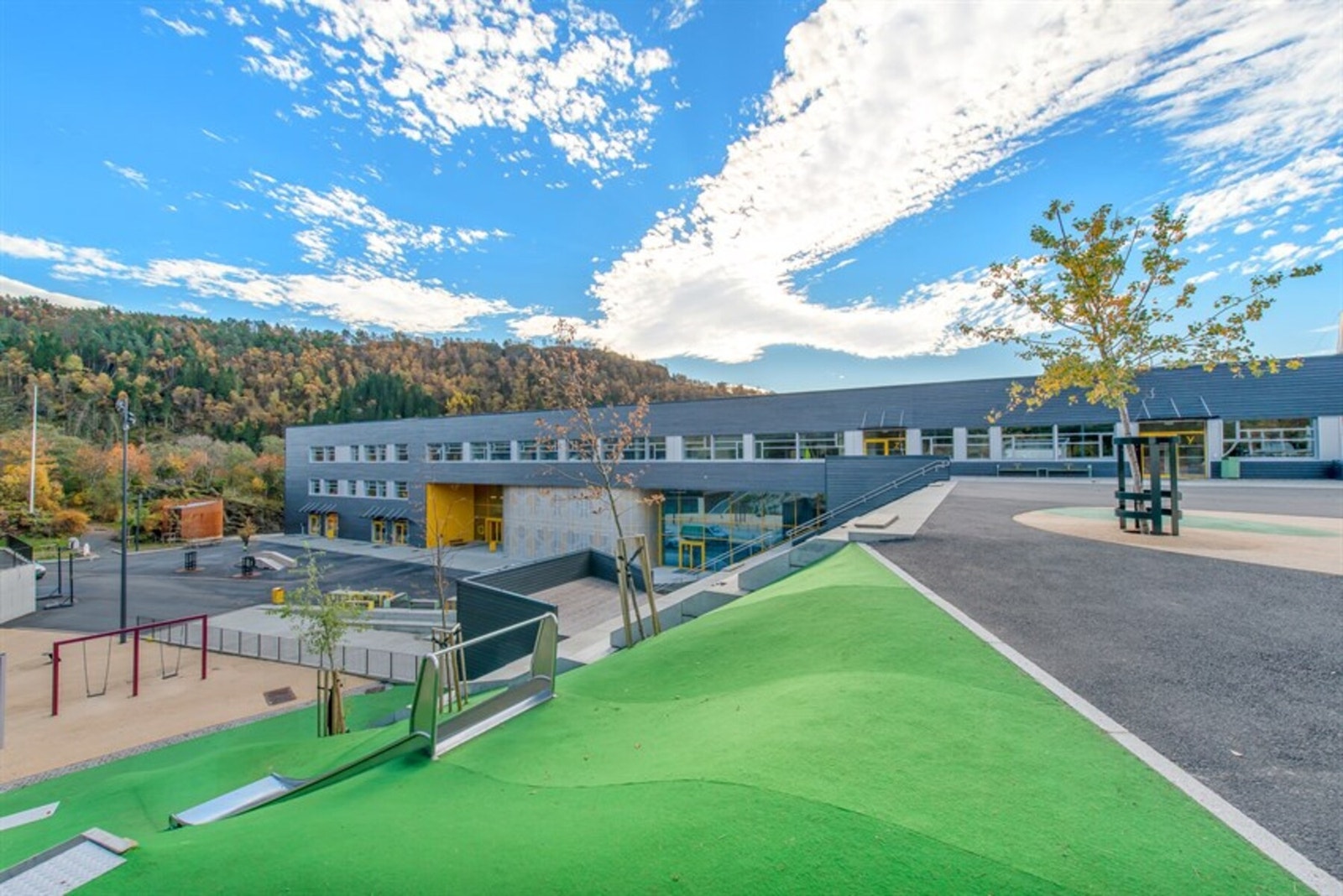 - Nattland oppveksttun med barneskole og ungdomsskole ligger i kort gangavstand fra boligen - Galleribilde