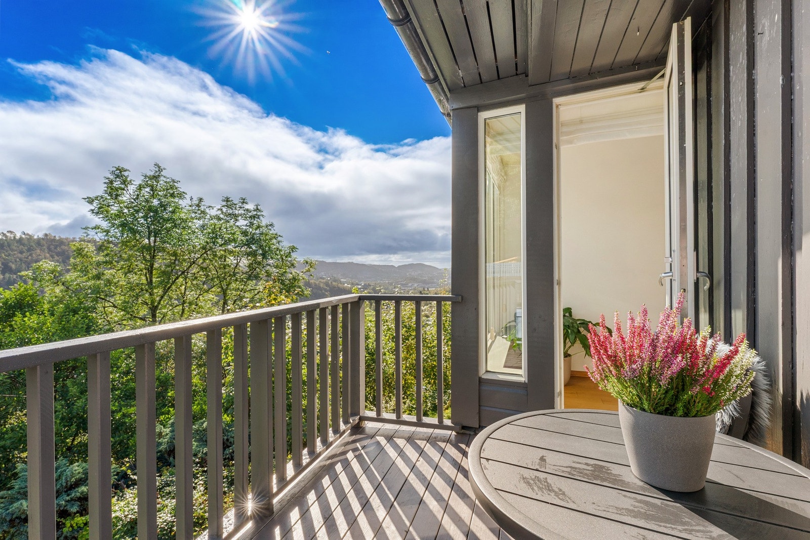 - Fra stuen er det utgang til en terrasse på 6 kvm - Galleribilde