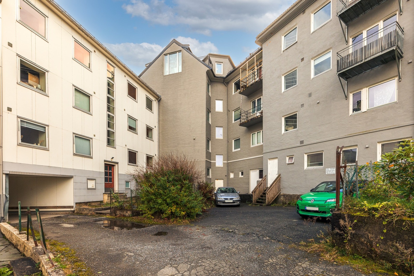 - Det er to parkeringsplasser i bakgården tilhørende sameie. Disse skal leies ut for kr. 2.000,- til inntekt for sameiet, et tilbud som også kan benyttes av beboerne - Galleribilde