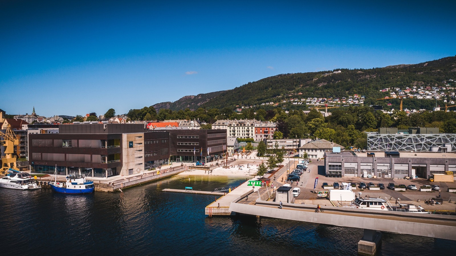- Det er kort vei til BI med bystrand - Galleribilde