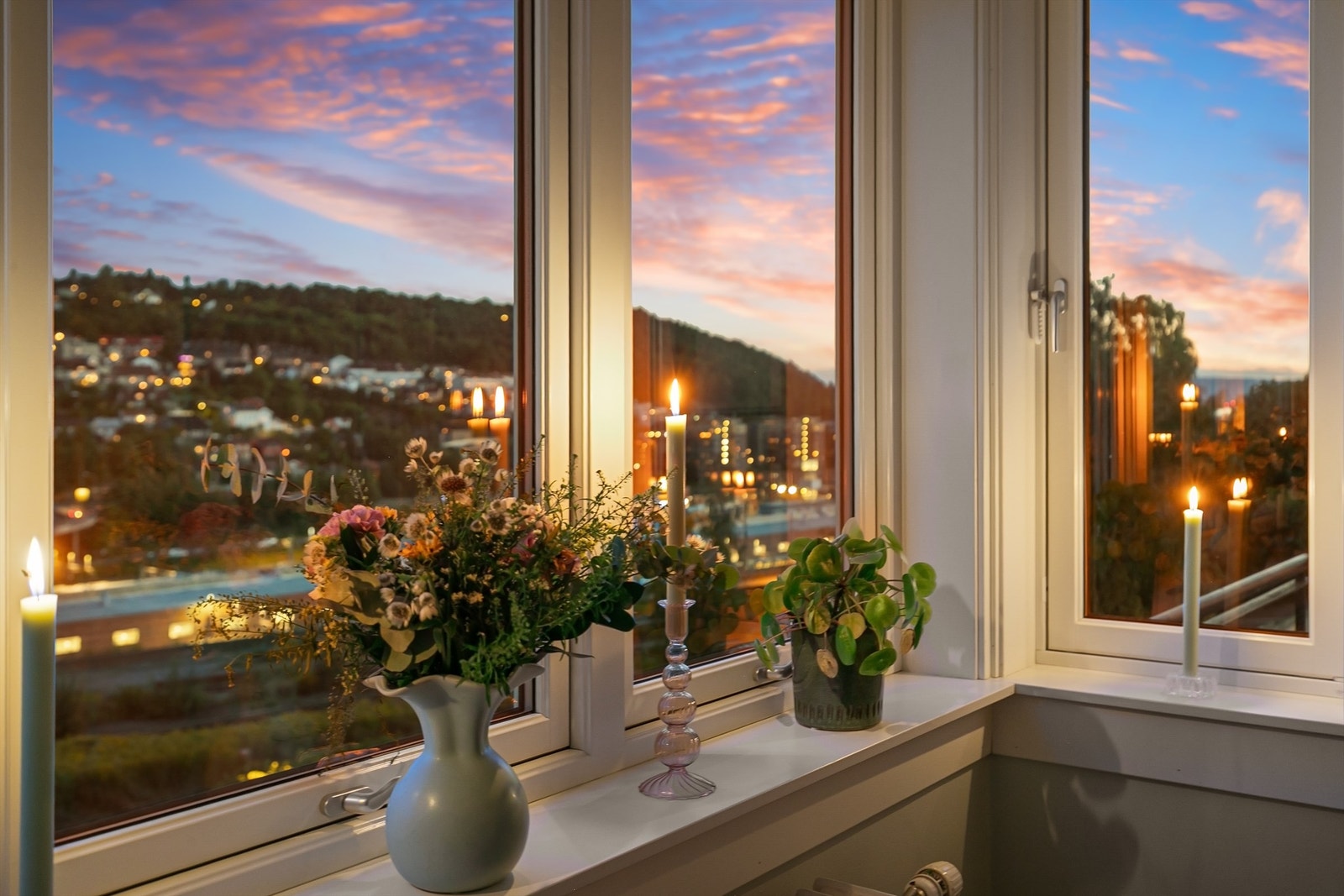 Nye vinduer fra 2022 rammer inn utsikten. Galleribilde