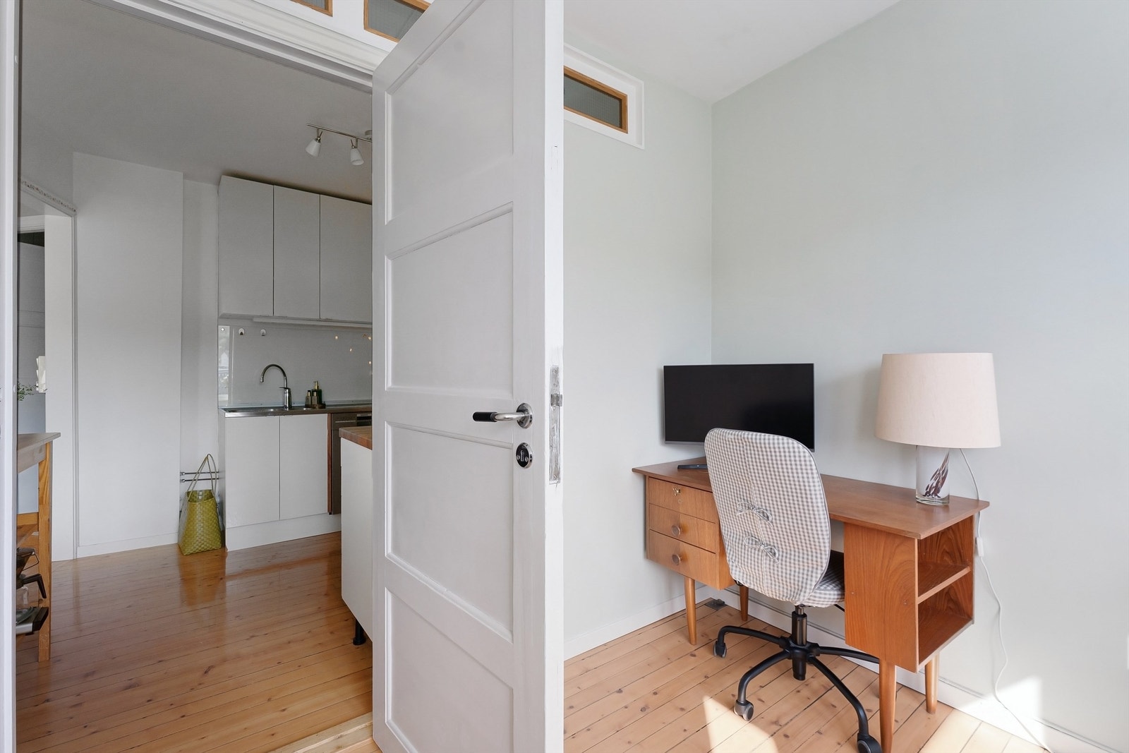 Plass til skrivebord og pc. Galleribilde