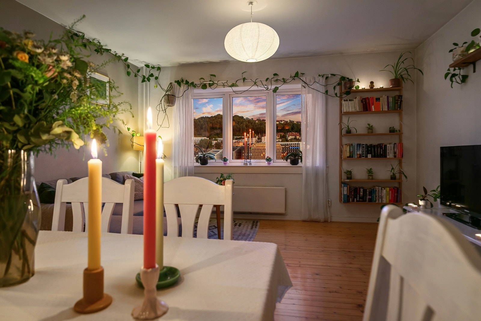 Spiseplassen i stuen har godt med dagslys og åpent utsyn. Galleribilde