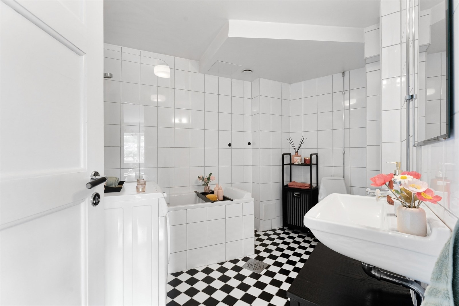 Badekaret har en praktisk glassvegg som fungerer som dusjvegg. Galleribilde