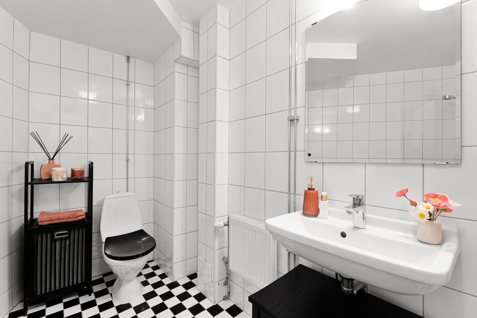 Klassiske, sjakkrutete fliser på gulvet gir badet karakter. Galleribilde