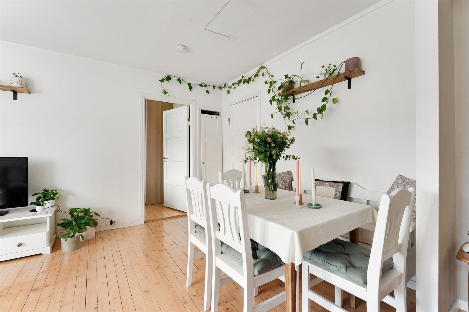Fra stuen går du inn til hovedsoverommet. Galleribilde