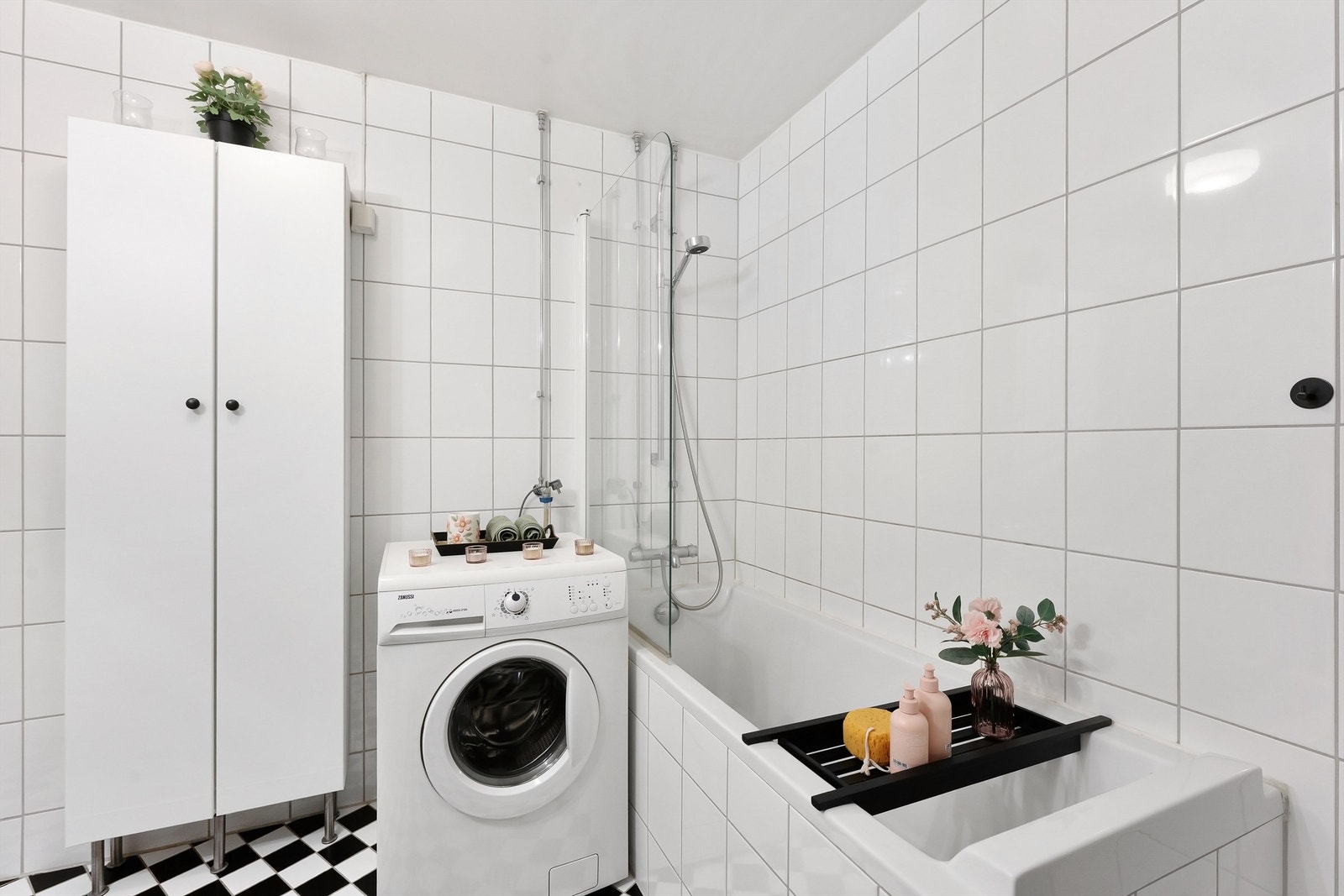 Badet er innredet med plass til både vaskemaskin og ekstra oppbevaring. Galleribilde