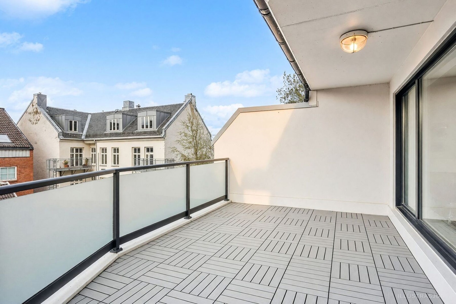 AI-redigert bilde av balkong. Kun til inspirasjon. Det blir nytt gelender på balkong, nye vinduer og etterisolert fasade. En stor oppgradering. Galleribilde