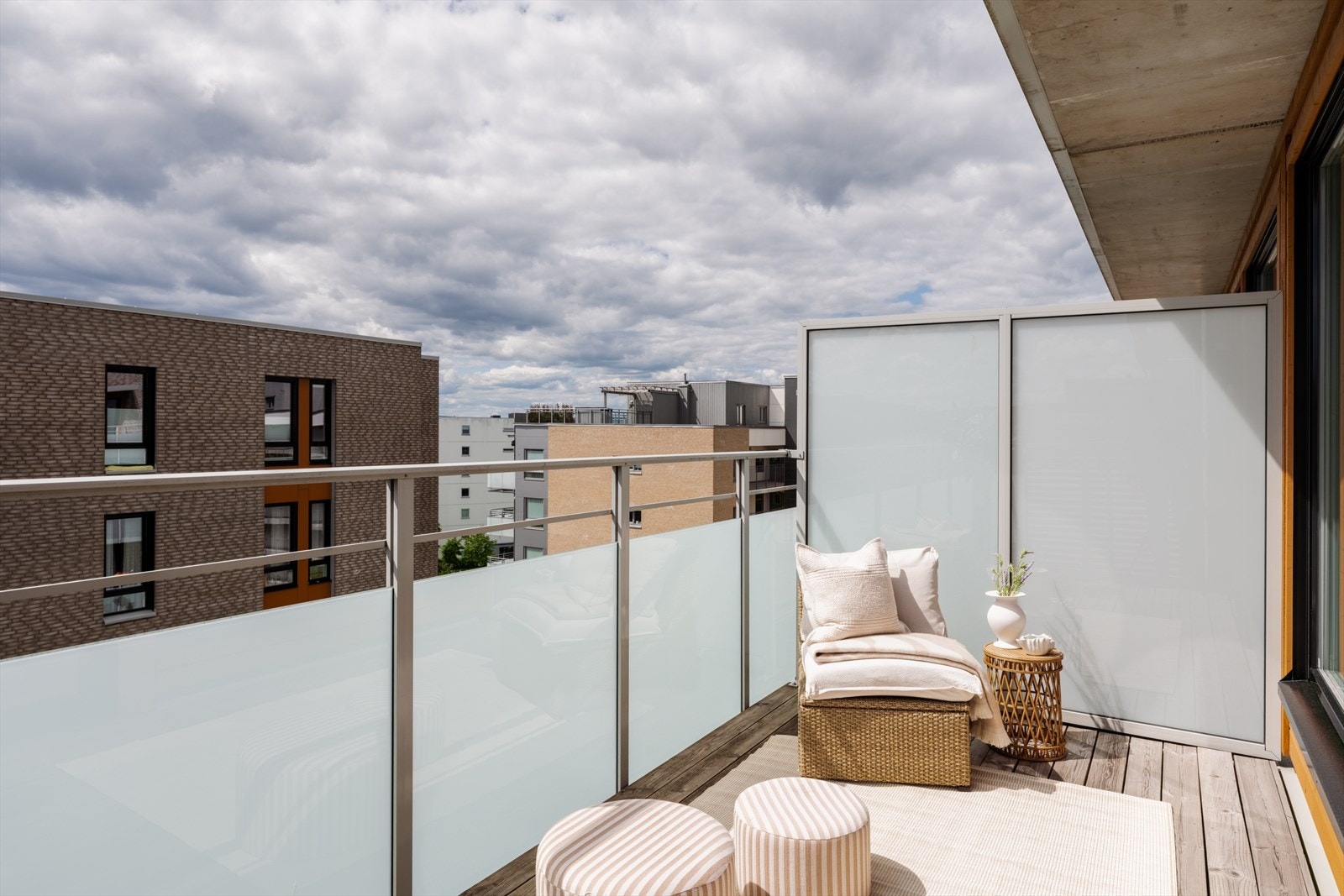 Fra stuen er det utgang til en romslig, sydvestvendt balkong på ca. 10 kvm. Toppetasjens beliggenhet gir en luftig atmosfære, gode lysforhold og et åpent utsyn over nærområdet. Galleribilde