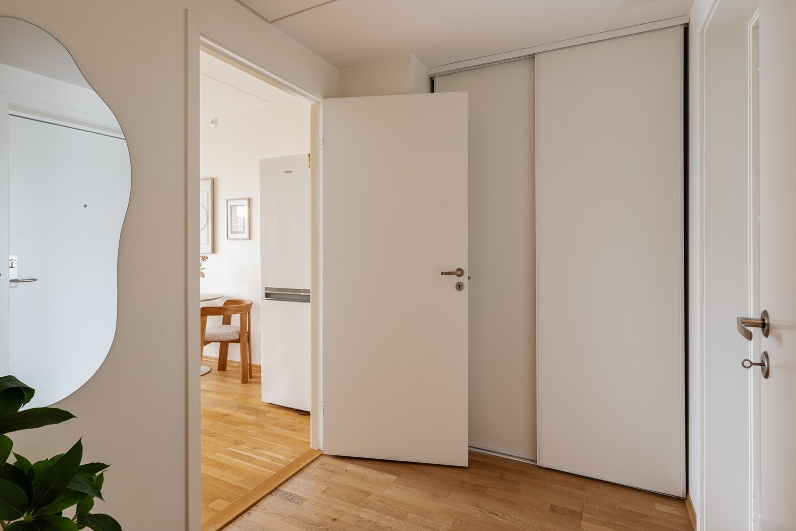 Entréen gir et ryddig og innbydende førsteinntrykk, med god oppbevaringsplass i skyvedørsgarderobe. Leiligheten er utstyrt med porttelefon med monitor, og har heisadkomst fra både bakkeplan og garasjeanlegget. Galleribilde