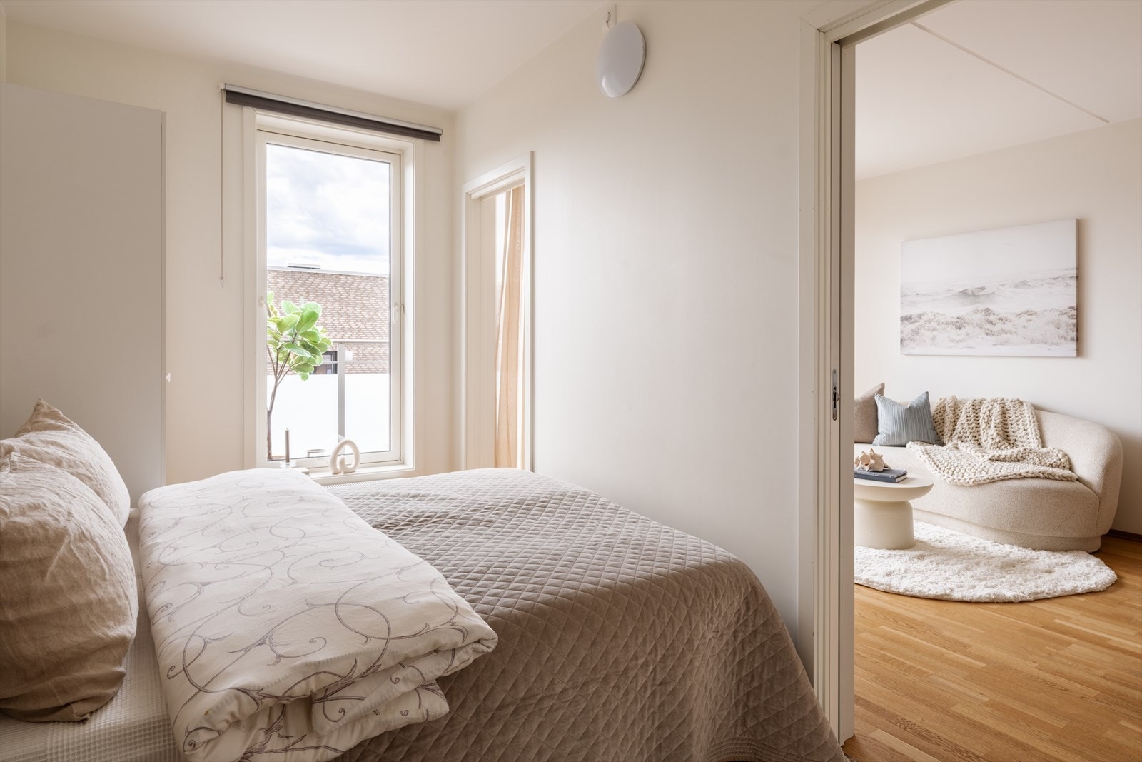 Soverommet har god plass til dobbeltseng, med plassbesparende skyvedører på begge sider av sengen. Løsningen gir enkel adkomst rundt sengen og bidrar til en effektiv utnyttelse av rommet. Galleribilde