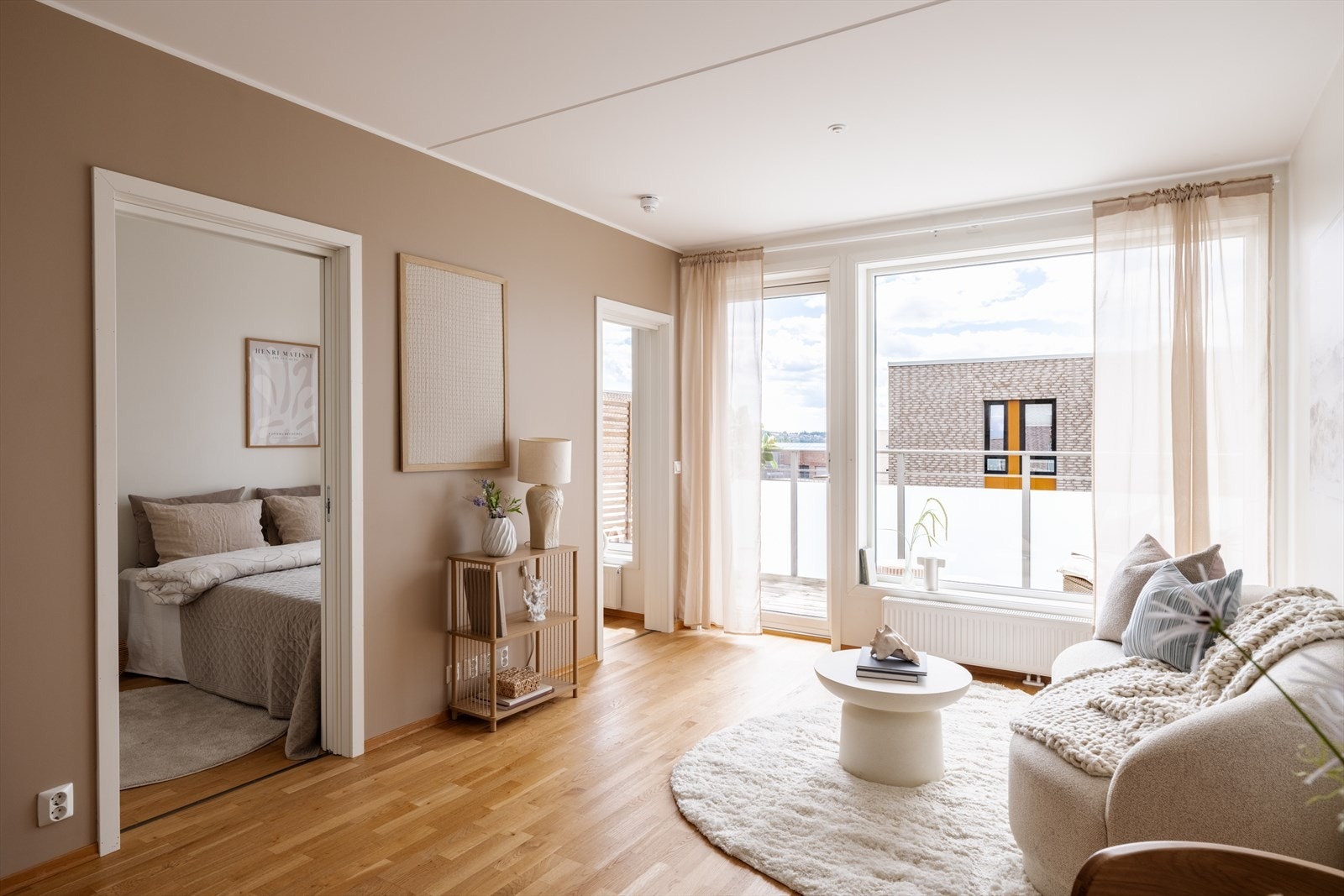 Takhøyden er målt til ca. 2,60 meter, noe som, sammen med de store vindusflatene, bidrar til en luftig og behagelig romfølelse. Galleribilde