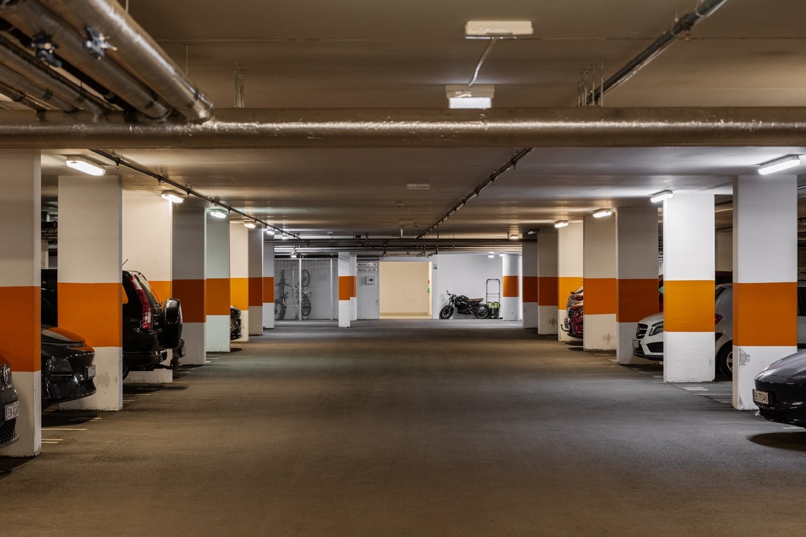 Det er mulighet for kjøp av garasjeplass. Garasjeplassene er organisert som et realsameie på gbnr. 124/271 der det medfølger en ideell andel på 1/168. Ved kjøp, får man eierskap til én parkeringsplass. Galleribilde
