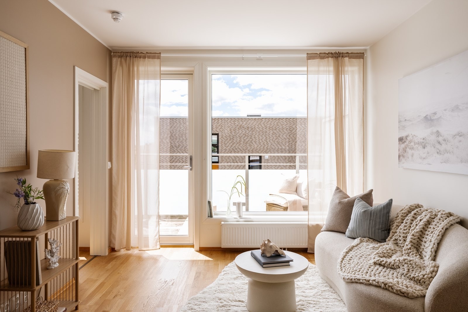 Store vindusflater sørger for godt med naturlig lys og bidrar til en lys, luftig og trivelig atmosfære i oppholdsrommet. Galleribilde