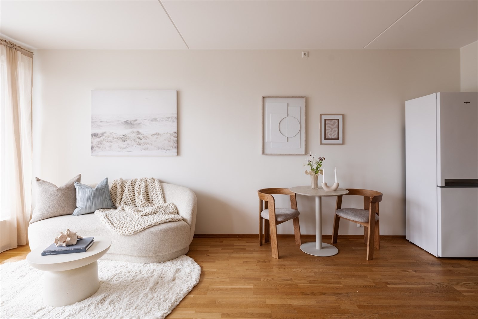 Det er opplegg og plass for oppvaskmaskin under benkeplate, og avsatt plass til frittstående kjøle-/fryseskap. Hvitevarene medfølger. Galleribilde