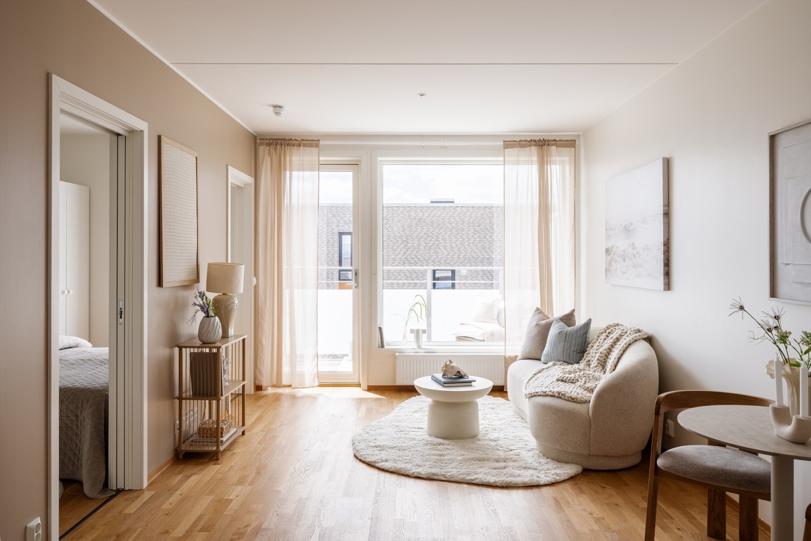 Rommet fremstår lyst og innbydende med eikeparkett på gulvet, slette lysmalte vegger og himling med malte betongelementer, som gir et moderne uttrykk. Galleribilde