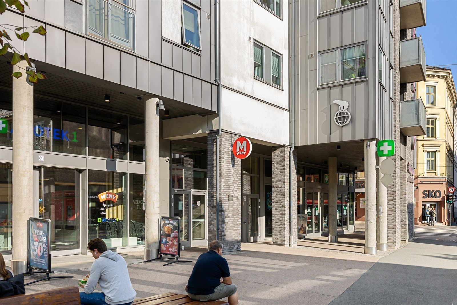 Rett utenfor døren finner du kino, Meny, apotek og sats for å nevne noe Galleribilde