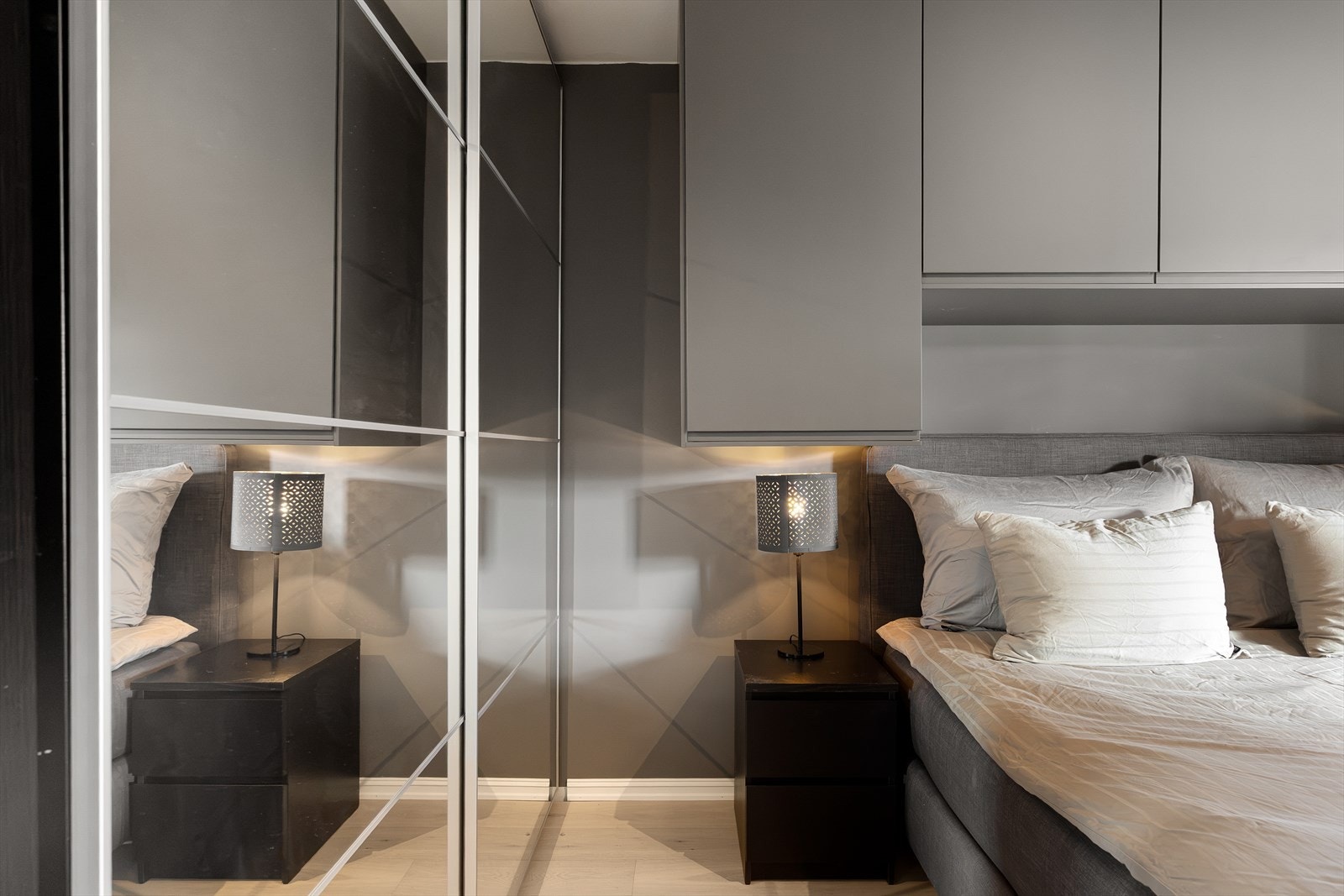 En hel vegg er dekket med skyvedørsgarderobe Galleribilde