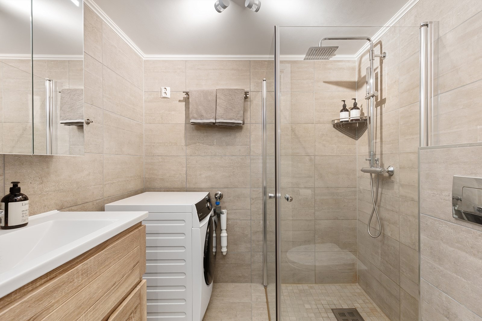 Badet er originalt fra 2009 men ble i 2017 oppgradert med flis på flis, samt ny innredning Galleribilde