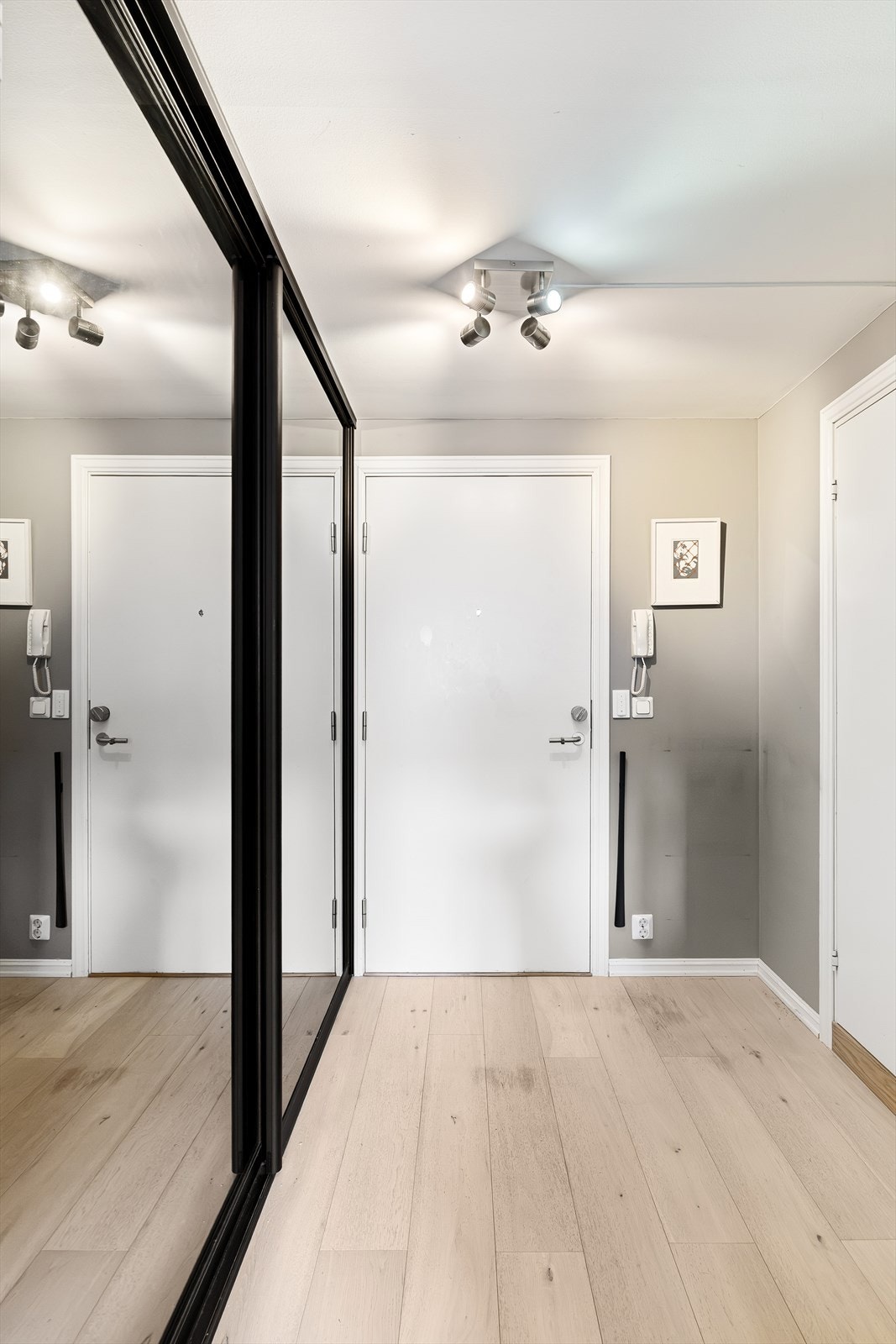 Ved inngangspartiet har du en stor skyvedørsgarderobe og dørcalling som gjør det enkelt å slippe inn gjester Galleribilde