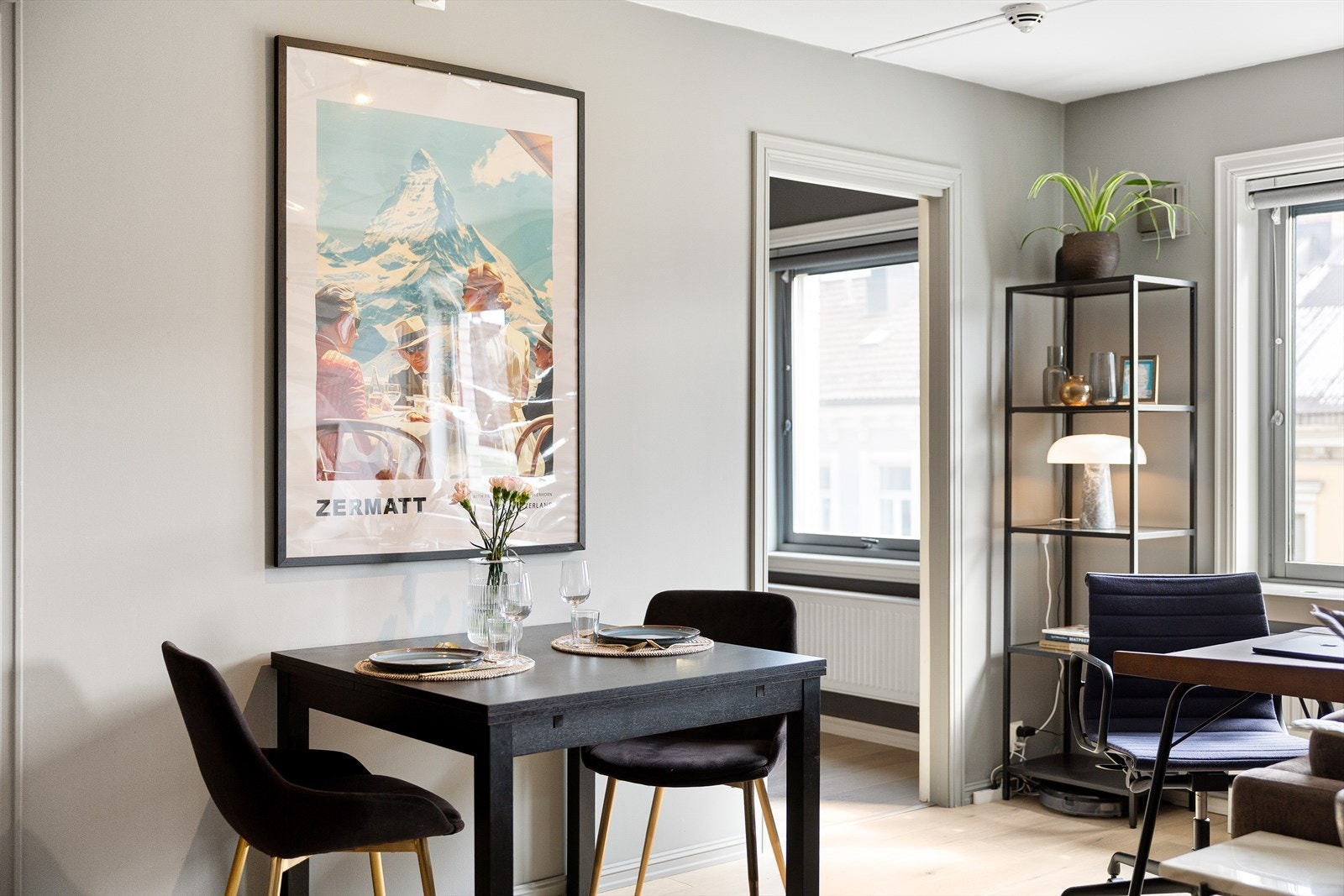 Soverommet har inngang via 2 skyvedører Galleribilde