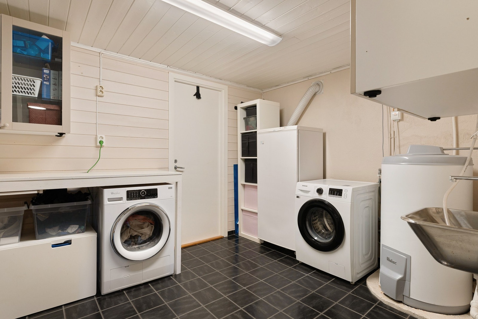 Eget vaskerom med plass til både oppbevaring og klesvask. Galleribilde